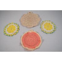 Vintage Gehäkelte Doily Hot Pads Mit Hängeschlaufen, Verschiedene Farben von LeapofFaithCraftVin