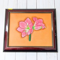 Amaryllis Blume Handarbeit Leder Wandkunst | 8" X 10" Gerahmte Wohndeko Handgeschnitzt Und Bemalt Geschenk Zur Wohnungserwärmung von LearnedCustomLeather