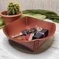 Handgefertigtes Ledertablett Catch All Tablett Personalisierte Valet Tabletts Benutzerdefinierte Aufbewahrungstablett Dekoratives Schreibtischtablett von LeatherfromTetiana