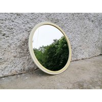 Vintage Mid Century Modern Runder Spiegel/Kunststoffspiegel Weißer Oder Beige Wandspiegel Space Age Retro Home Decor 70Er Jahre von LeavesInTreasures