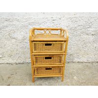 Vintage Rattan Nachttisch/Kommode Korbschrank Rattan-Möbel Mit Drei Schubladen Retro-Rattan-Kommode Rattan-Schrank 80Er Jahre von LeavesInTreasures