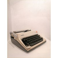 Vintage Tragbare Schreibmaschine/Retro Weiße Olympia Monica Nicht Funktionierende Deutschland 70Er Jahre von LeavesInTreasures