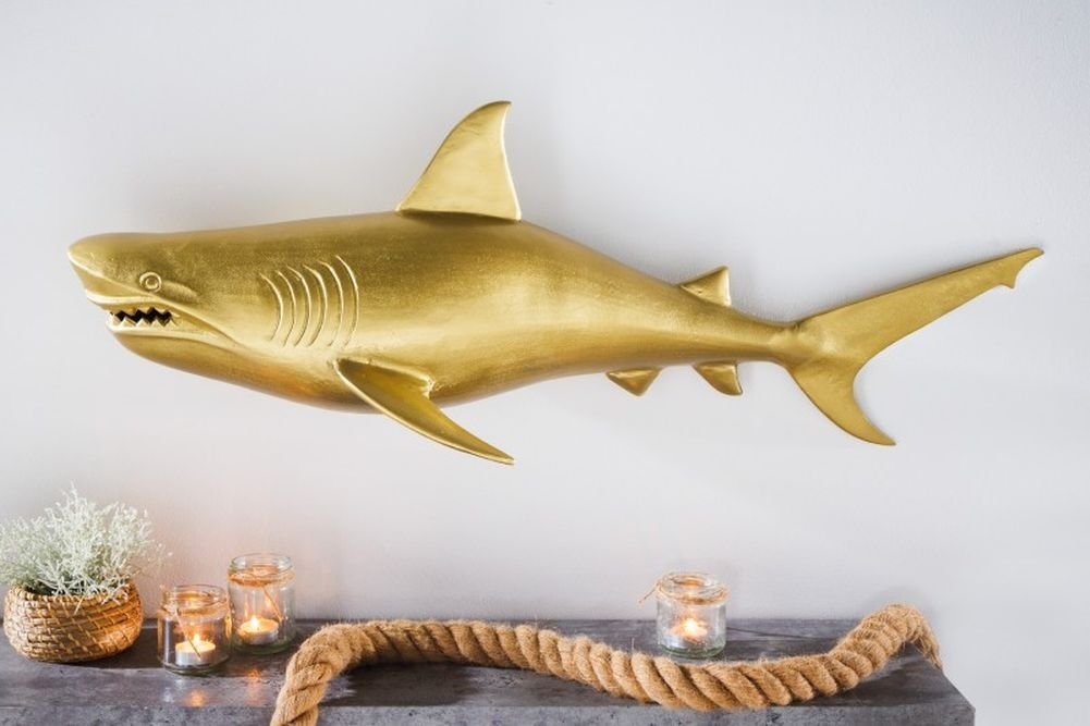 LebensWohnArt Dekoobjekt Wanddeko Haifisch 105cm SHARK gold Aluminium Maritim links von LebensWohnArt