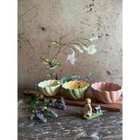 Keramikschale Auf Einem Holztablett Schalen Schüsseln Im Set Keramik Servierschalen von Lebenundgeniessen