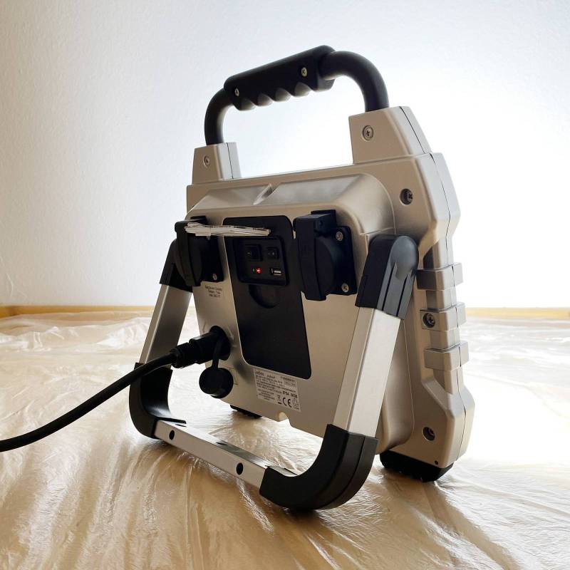 LED-Arbeitsstrahler Kalkum, Stromausfallfunktion, Steckdosen von Ledino