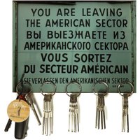 Schlüsselbrett „Checkpoint Out"/Geschenkidee Als Geburtstagsgeschenk, Einzugsgeschenk Oder Zu Weihnachten Personalisierte Geschenke Schlüsselbrett „Checkpoint Out"/Geschenkidee Als Geburtstagsgeschenk, Einzugsgeschenk Oder Zu Weihnachten Personalisierte Geschenke von LeefvonRoenn