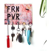 Schlüsselbrett „Frn Pwr"/Geschenkidee Als Geburtstagsgeschenk, Einzugsgeschenk Oder Zu Weihnachten Personalisierte Geschenke Schlüsselbrett „Frn Pwr"/Geschenkidee Als Geburtstagsgeschenk, Einzugsgeschenk Oder Zu Weihnachten Personalisierte Geschenke von LeefvonRoenn