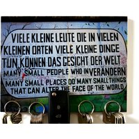 Schlüsselbrett „Viele Kleine Leute"/Geschenkidee Als Geburtstagsgeschenk, Einzugsgeschenk Oder Zu Weihnachten Personalisierte Geschenke Schlüsselbrett „Viele Kleine Leute"/Geschenkidee Als Geburtstagsgeschenk, Einzugsgeschenk Oder Zu Weihnachten Personalisierte Geschenke von LeefvonRoenn