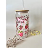 Doppelseitiges Motiv | Trinkglas Mit Deckel Und Strohhalm 16Oz 500 Ml Schleifen Erdbeere Glasbecher, Geschenk Geburtstag Doppelseitiges Motiv | Trinkglas Mit Deckel Und Strohhalm 16Oz 500 Ml Schleifen Erdbeere Glasbecher, Geschenk Geburtstag von LeeraCrafts