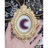 Le Fabularium Dekoration, Lila Pflaume Und Goldener Mondrahmen Mit Perlenstickerei | Standardlieferung Von Mondial Relay Für Frankreich Belgien von Lefabulariumshop