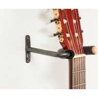 Wandmontierter Gitarrenständer Wandmontierter Gitarrenständer von LefebvreForgeron