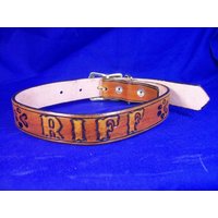 Hundehalsband Aus Leder Mit Dem Namen Und Den Pfotenabdrücken Des Hundes von LegacyLeathercraft