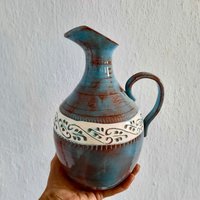 Handgemachter Keramik Krug Rustikales Trinkgefäß, Blau & Grün, 1.5L Handgemachter Keramik Krug Rustikales Trinkgefäß, Blau & Grün, 1.5L von LegeArtisCeramics