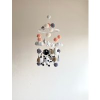 Handgemachte Kühe Babyzimmer, Gehäkelte Babymobile, Kuh Mond Sterne Wolke Pompom Bälle Babymobile von LehaCraft