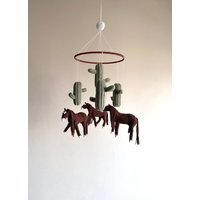 Handgefertigte Pferde Baby Mobile, Gehäkelte Kinderzimmer, Pferd Thema Dusche Geschenk von LehaCraft