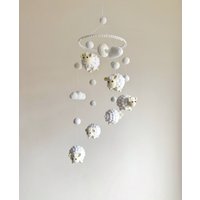 Handgemachte Schaf Baby Mobile, Gehäkelte Spielzeug Geschenk, Krippe Mobile, Kinderzimmer Mobile von LehaCraft
