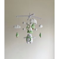Handgemachtes Eisbär Baby Mobile, Gehäkelter Weißer Bär Kinderzimmer, Plüschtier Mit Bäumen Und Schneeberg Mobile von LehaCraft