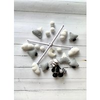 Handgemachtes Waschbär Baby Mobile, Gehäkeltes Kinderzimmer, Strick Plüschtier Mit Bäumen Und Schneeberg Mobile Handgemachtes Waschbär Baby Mobile, Gehäkeltes Kinderzimmer, Strick Plüschtier Mit Bäumen Und Schneeberg Mobile von LehaCraft