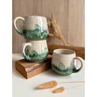 Getöpferte Grün Weiße Keramik Tasse Mit Spots 350Ml | Großer Kaffeebecher Henkel Handgefertigt| Kaffeetasse Handgemacht Töpferei Bauchig Getöpferte Grün Weiße Keramik Tasse Mit Spots 350Ml | Großer Kaffeebecher Henkel Handgefertigt| Kaffeetasse Handgemacht Töpferei Bauchig von LeilaCeramicsAndArts