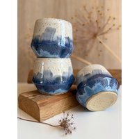 Getöpferter Blau Weißer Becher Mit Spots 375 Ml | Große Keramik Tasse Ohne Henkel Handgemachte Kaffeebecher Barista Blau, Weiß von LeilaCeramicsAndArts