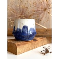 Getöpferter Blau Weißer Xl Becher Mit Spots 415Ml | Große Keramik Tasse Ohne Henkel Handgemachte Kaffeebecher Barista Blau, Weiß von LeilaCeramicsAndArts