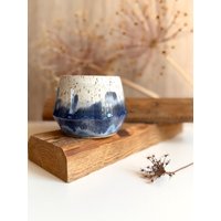Getöpferter Blau Weißer Xl Becher Mit Spots 420Ml | Große Keramik Tasse Ohne Henkel Handgemachte Kaffeebecher Barista Blau, Weiß Getöpferter Blau Weißer Xl Becher Mit Spots 420Ml | Große Keramik Tasse Ohne Henkel Handgemachte Kaffeebecher Barista Blau, Weiß von LeilaCeramicsAndArts