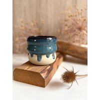 Getöpferter Blauer Keramik Becher Mit Wellen 350Ml | Große Bubble Tasse Ohne Henkel Kaffeebecher Handgemacht Beige Blau Getöpferter Blauer Keramik Becher Mit Wellen 350Ml | Große Bubble Tasse Ohne Henkel Kaffeebecher Handgemacht Beige Blau von LeilaCeramicsAndArts