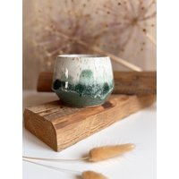 Getöpferter Grün Weißer Xl Becher Mit Spots 400Ml | Große Keramik Tasse Ohne Henkel Handgemachte Kaffeebecher Barista Grün, Weiß von LeilaCeramicsAndArts