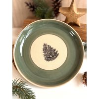 Getöpferter Keramik Plätzchenteller Mit Weihnachtsbaum Motiv 22, 5cm | Handgemachter Teller Keksteller Weihnachten Weihnachtsteller Deko von LeilaCeramicsAndArts
