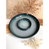 Handgemachte Keramik - Getöpferte Blaue Chip & Dip Bowl | Handgetöpferte Große Servierschale Vorspeisenplatte Schwarz Blau Handgemachte Keramik - Getöpferte Blaue Chip & Dip Bowl | Handgetöpferte Große Servierschale Vorspeisenplatte Schwarz Blau von LeilaCeramicsAndArts