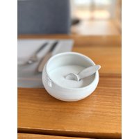 Handgemachte Keramik - Getöpferte Weiße Schale Mit Löffel | Handgetöpferte Salzschale Runde Zuckerdose Weiß, Beige von LeilaCeramicsAndArts