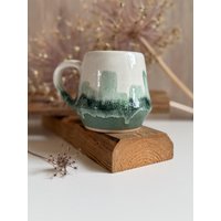 Handgemachte Keramik - Getöpferte Weiße Xl-Tasse Mit Grünem Muster 540 Ml | Große Jumbo Teetasse Weiß Grüne Kaffeetasse von LeilaCeramicsAndArts