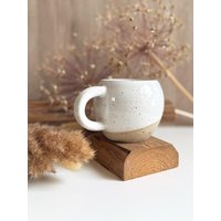 Handgemachte Keramik - Getöpferte Weiße Xl-Tasse Mit Spots 500 Ml | Große Jumbo Tasse Handgetöpfert Beige Schlichte Kaffeetasse von LeilaCeramicsAndArts
