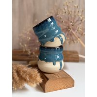 Handgemachte Keramik - Getöpferter Blauer Becher Mit Wellen | Große Bubble Tasse Kaffeebecher Wellenbecher Blau, Beige von LeilaCeramicsAndArts