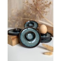 Handgemachte Keramik - Getöpferter Blauer Eierbecher Mit Ablage | Handgetöpferter Eierhalter Aus Schwarzem Ton Und Glasur von LeilaCeramicsAndArts