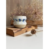 Handgemachte Keramik - Getöpferter Weißer Becher Mit Blau Hellgrünem Muster| Tasse Handgetöpfert | Kaffeebecher Grün, Blau, Weiß von LeilaCeramicsAndArts