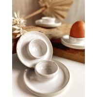 Handgemachte Keramik - Getöpferter Weißer Eierbecher Mit Orangem Muster | Handgetöpferter Ablage Weiß, Beige, Orange von LeilaCeramicsAndArts