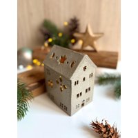Handgetöpfertes Graues Keramik Windlicht Haus | Handgemachtes Lichthaus Lichthäuser Für Teelichter Weihnachten Winter Töpferei von LeilaCeramicsAndArts
