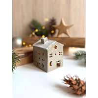 Handgetöpfertes Graues Keramik Windlicht Haus | Handgemachtes Lichthaus Lichthäuser Für Teelichter Weihnachten Winter Töpferei Handgetöpfertes Graues Keramik Windlicht Haus | Handgemachtes Lichthaus Lichthäuser Für Teelichter Weihnachten Winter Töpferei von LeilaCeramicsAndArts