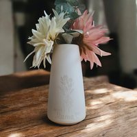 Handgefertigte Vase Matt Weiß Gravur Geschenk Muttertag Hochzeit Geburtstag Freundin Dekoration Wohnzimmer Blumenvase Modern Individuell Handgefertigte Vase Matt Weiß Gravur Geschenk Muttertag Hochzeit Geburtstag Freundin Dekoration Wohnzimmer Blumenvase Modern Individuell von LeilaniGeschenke