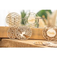 Verleihe Deinem Tisch Mit Unseren Personalisierbaren Glasuntersetzern Einen Besonderen Touch Perfekt Als Geschenk Oder Deckel von LeilaniGeschenke