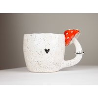 Vorbestellung 2-5 Wochen Weiße Tasse Mit Pilzgriff, Amanita-Pilztasse Schwarzem Herz von LeilyCloud