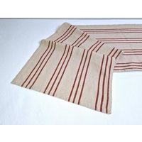Tischläufer Für Ein Perfektes Landhausambiente, Streifendesign Als Hingucker, Tolle Geschenkidee Tischläufer Für Ein Perfektes Landhausambiente, Streifendesign Als Hingucker, Tolle Geschenkidee von Leinenschaft