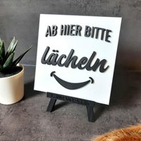 3D Text Mini Schild Mit Lustigen Spruch Ab Hier Bitte Lächeln Wohnzimmer Küche Flur Eingang Wanddeko Tischdeko Freunde Familie Karma Yoga 3D Text Mini Schild Mit Lustigen Spruch Ab Hier Bitte Lächeln Wohnzimmer Küche Flur Eingang Wanddeko Tischdeko Freunde Familie Karma Yoga von Leinwandfabrik