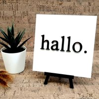 3D Text Mini Schild Mit Lustigen Spruch Hallo Wohnzimmer Küche Flur Eingang Wanddeko Tischdeko Freunde Familie Eingangsbereich Staffelei von Leinwandfabrik