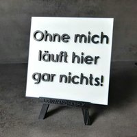 Lustiges 3D Büro Schild - „Ohne Mich Läuft Hier Gar Nichts" Schreibtischdeko | Kollegen Geschenk Bürohumor Druck Deko Lustiges 3D Büro Schild - „Ohne Mich Läuft Hier Gar Nichts" Schreibtischdeko | Kollegen Geschenk Bürohumor Druck Deko von Leinwandfabrik