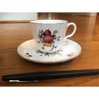 Royal Worcester Delecta Tasse Mit Unterteller Handgemalte Früchte, Goldrand von LelandsAttic
