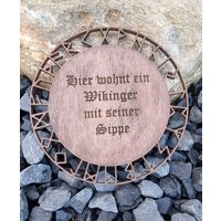 Türschild "Hier Wohnt Ein Wikinger Mit Seiner Sippe" Personalisierbar Wikingerdeko Odin Valhalla Mittelalter Türschild "Hier Wohnt Ein Wikinger Mit Seiner Sippe" Personalisierbar Wikingerdeko Odin Valhalla Mittelalter von LemmysHolzschmiede