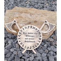 Türschild Holz Wikinger Hier Wohnt Ein Wikingerdeko Personalisierung Möglich Odin Valhalla Mittelalter Deko Türschild Holz Wikinger Hier Wohnt Ein Wikingerdeko Personalisierung Möglich Odin Valhalla Mittelalter Deko von LemmysHolzschmiede