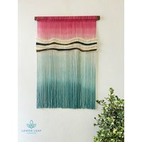 Handgefärbtes Ombré Makramee Wandbehang Fibre Art Decor Handgefärbtes Ombré Makramee Wandbehang Fibre Art Decor von LemonLeafMacrame